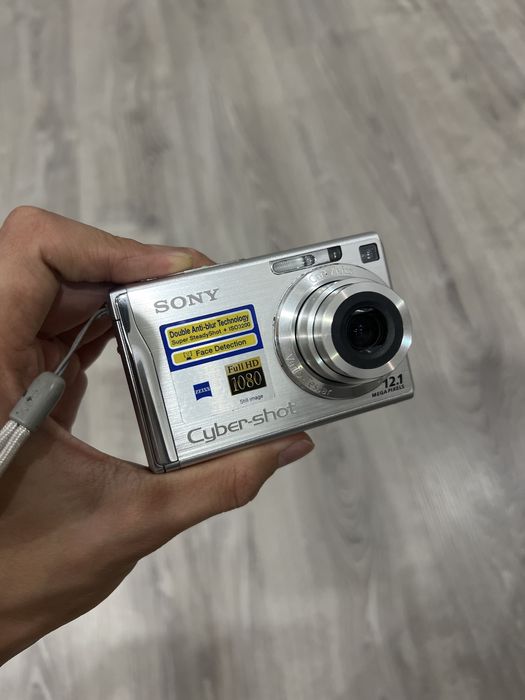 Винтажный фотоаппарат Sony Cybershot W200