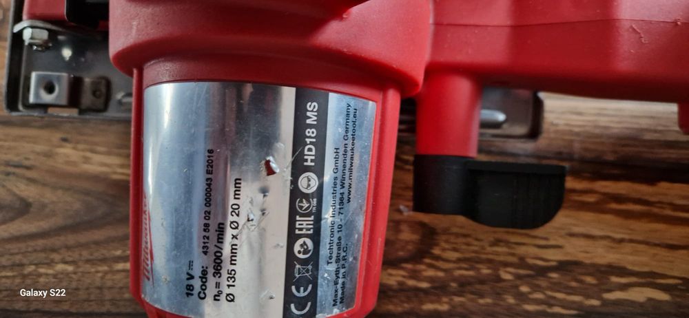 Milwaukee circular pentru metal pe acumulator