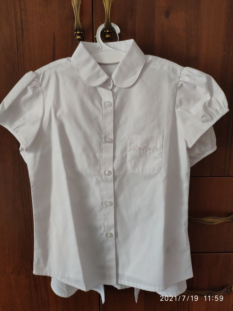 Продам школьные блузки 128