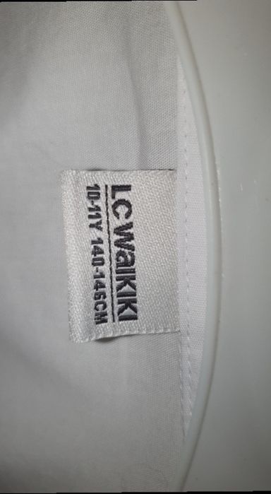 Новая белая рубашка в хорошем качестве.