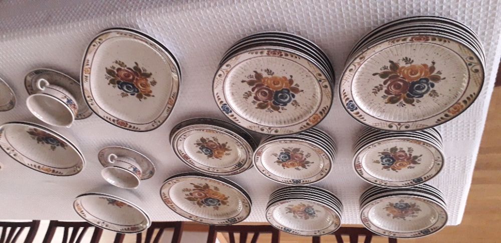 Serviciu de masa pentru 14 persoane din ceramica, rustic si frumos
