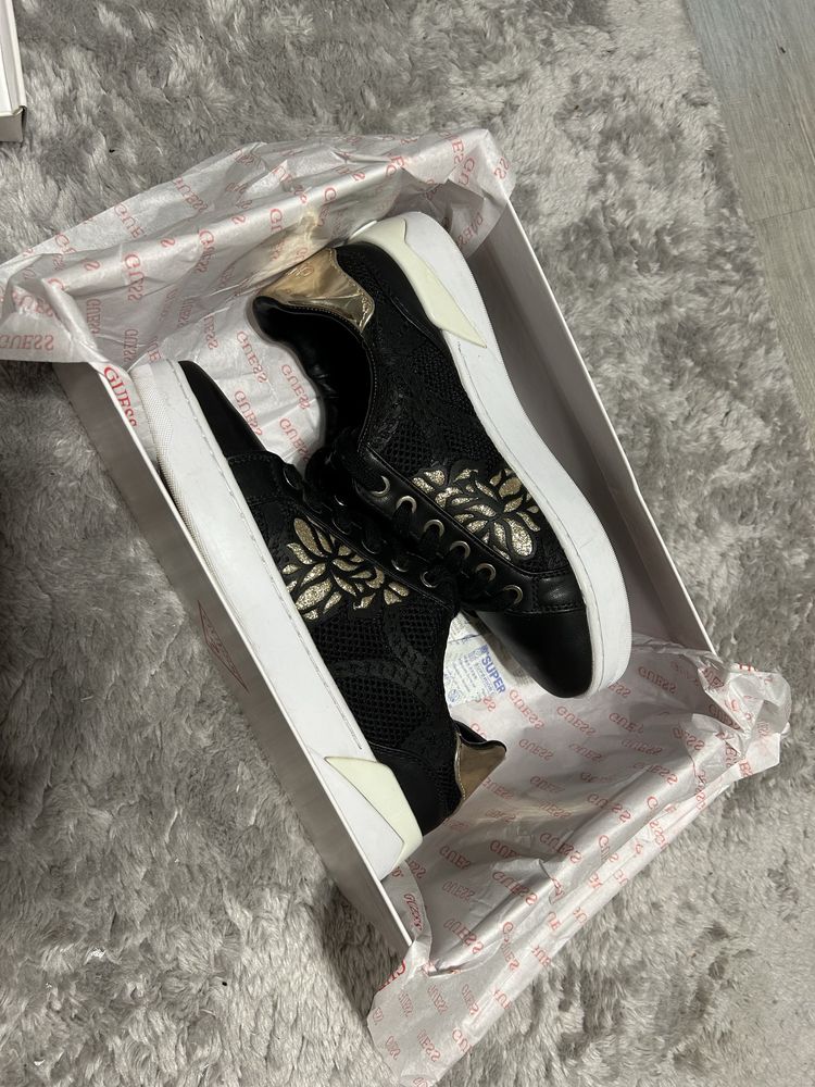 Обувки Guess Sneakers