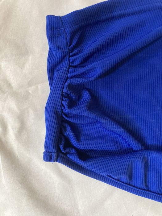 Top shein albastru pe un umar