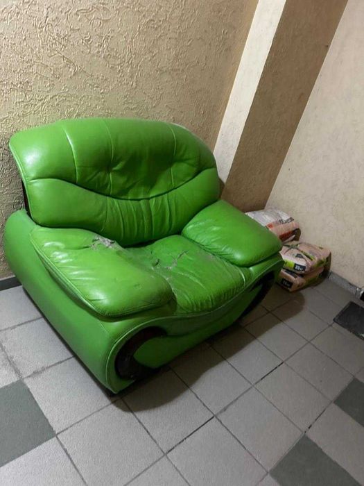 отдам даром маленький диван