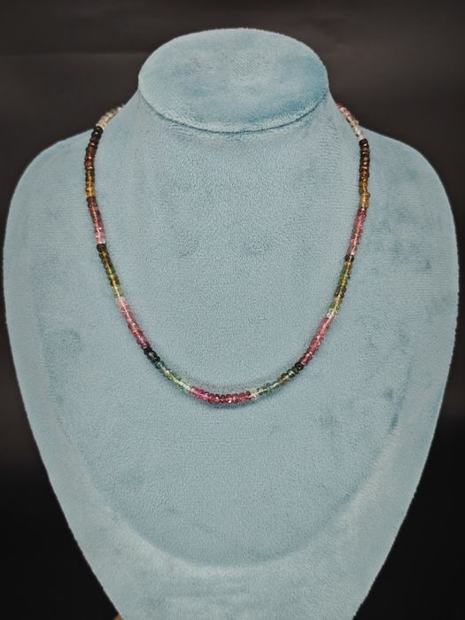 Колие от турмалин със сребърна закопчалка