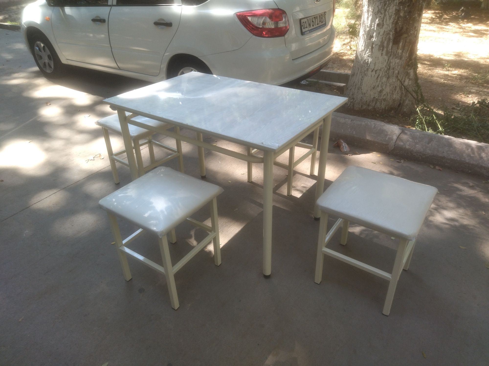 Кухонный стол с стульями для дома кафешки и других заведений