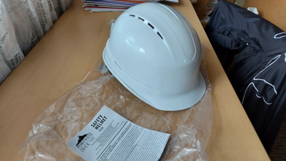 Каска за работа на височина и спортно катерене