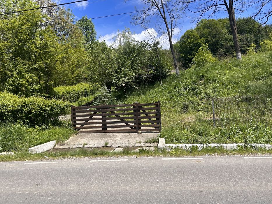 Vand casa cu etaj intr-o zona linistita