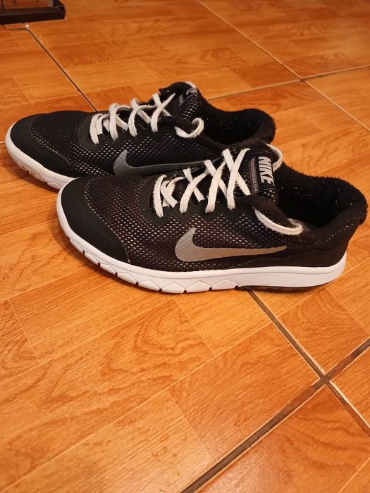 Vând adidași fete 100 ambele perechi