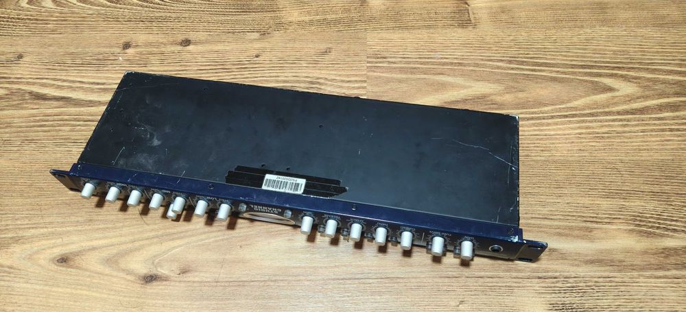 Preamplificator cu lampa,compresor si egalizator incorporate