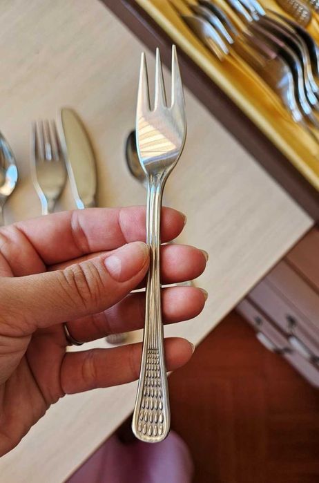 Нови български прибори за хранене в луксозна кожена кутия, 30 части