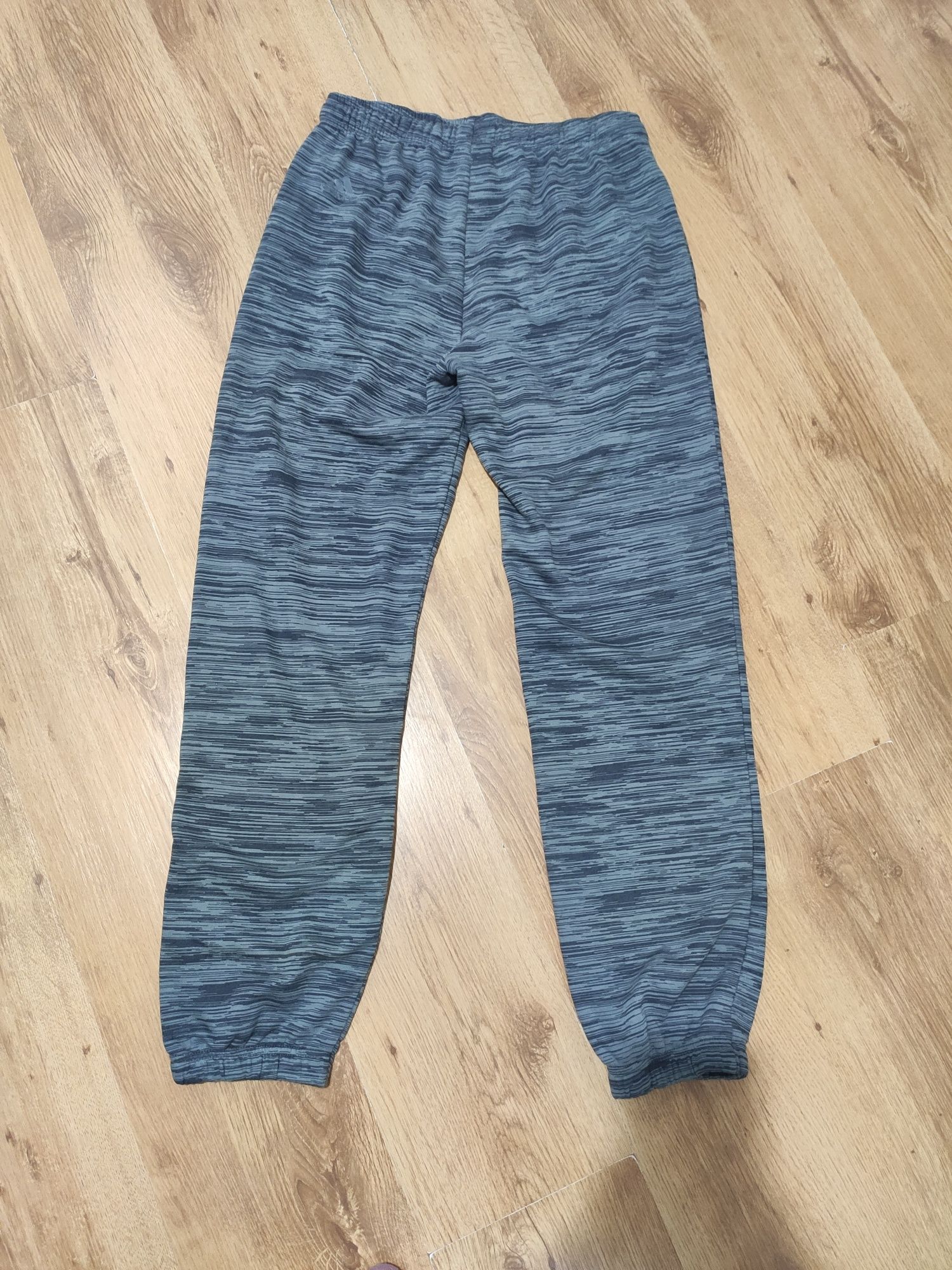 Pantaloni de trening Adidas mărimea 13-14 ani sau S