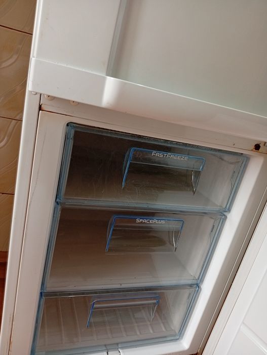 Vând frigider electrolux