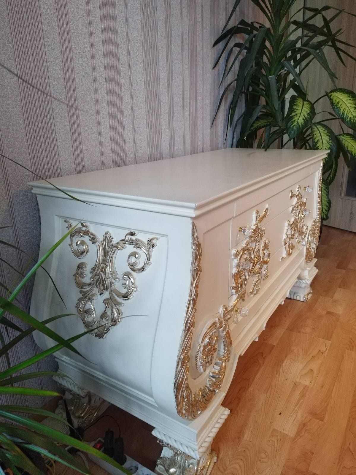 Луксозни, класически мебели от масивно дърво