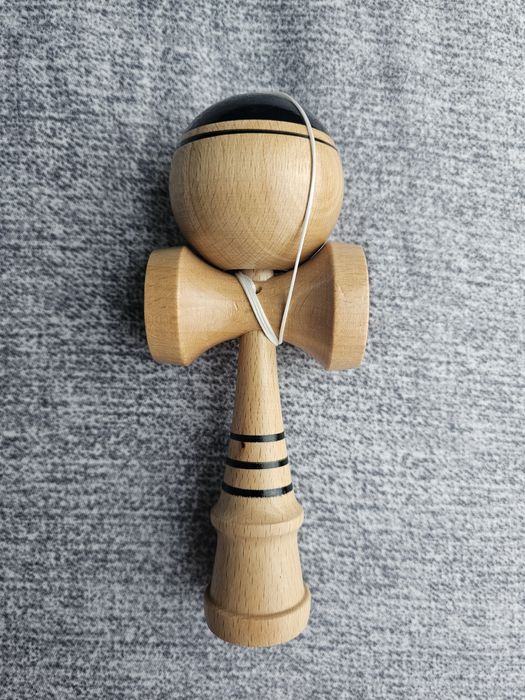 Vând Kendama lucioasă nouă