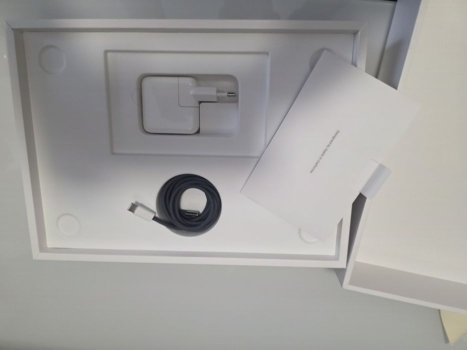 MacBook Air M2 13.6” Midnight – Ca nou, 97% baterie, garanție 2026 oct