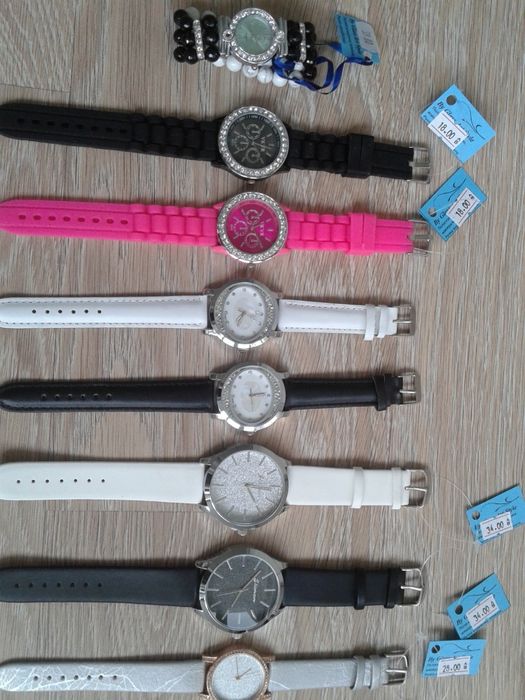 Намалени от 27лв-ХИТ Дамски ръчен часовник, с брокат