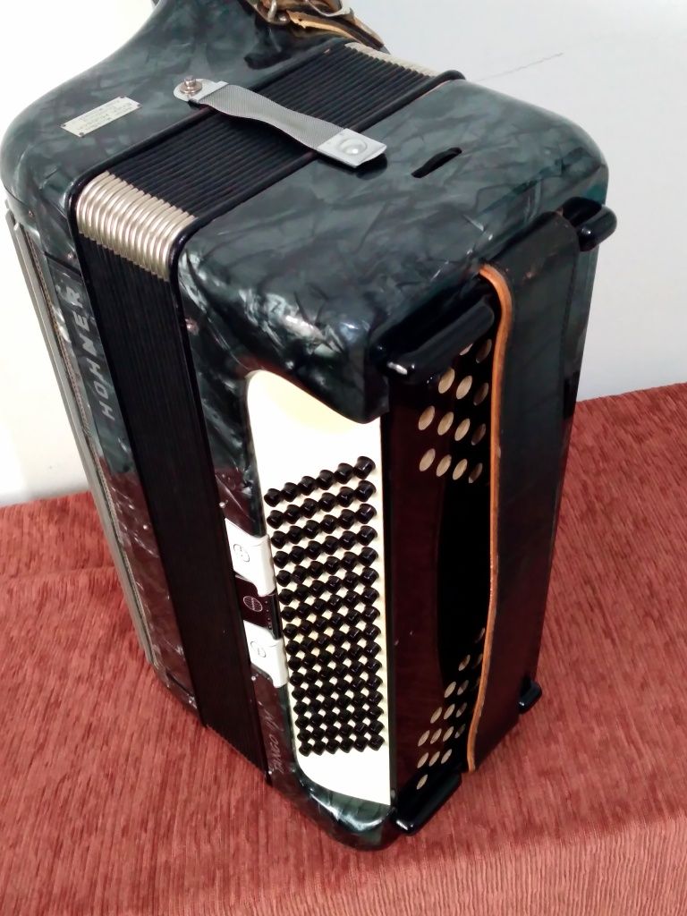 Acordeon Hohner Tango96 basi. ca nou.