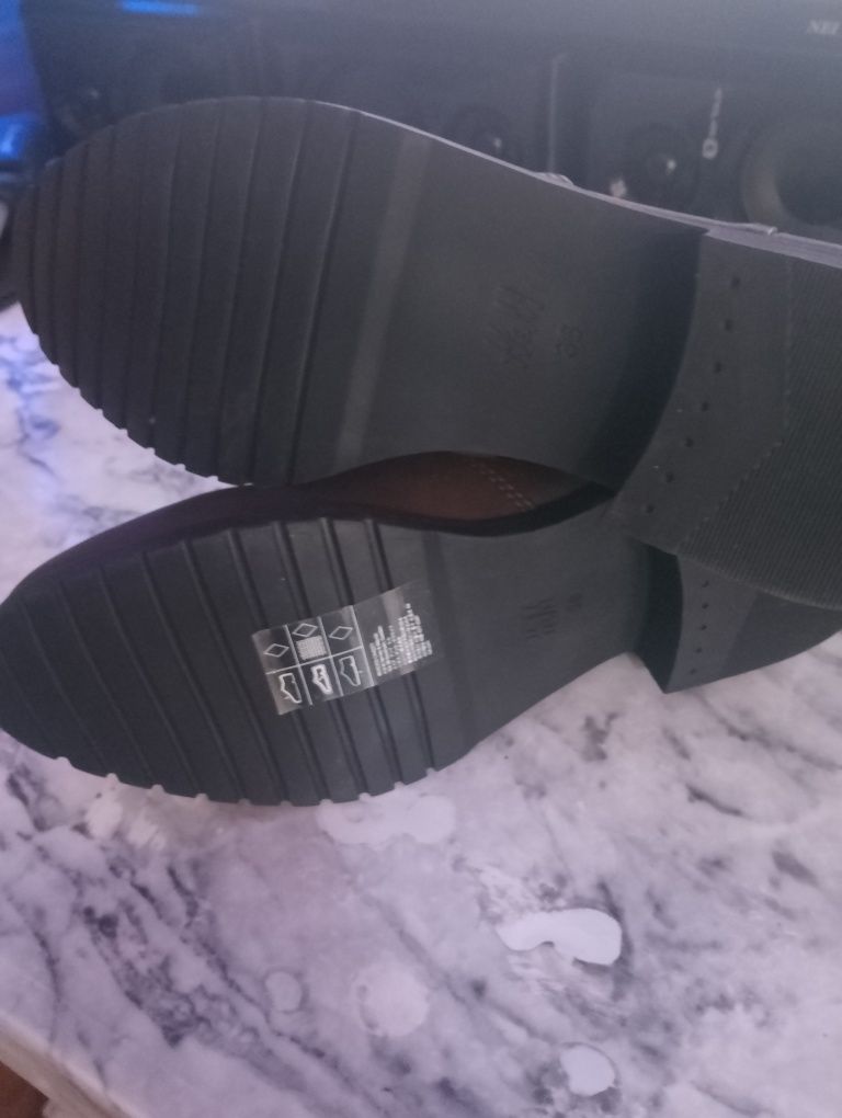 Ghetuțe H&M  noi cu eticheta