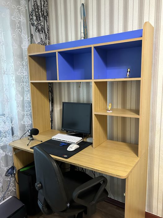 Срочно продам школьник, кресло и экран для компьютера
