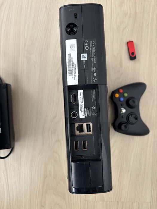 Xbox 360 E, Modat, 500GB, senzor Kinect, maneta