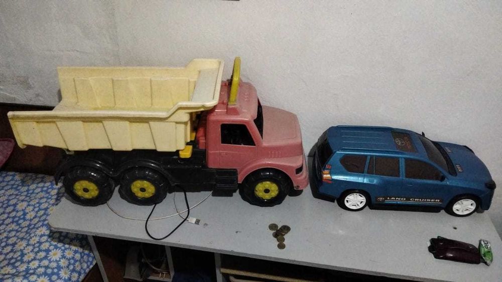 Машинки большие, камаз с поднимающимся кузовом и шевроле.За оба 4000 .