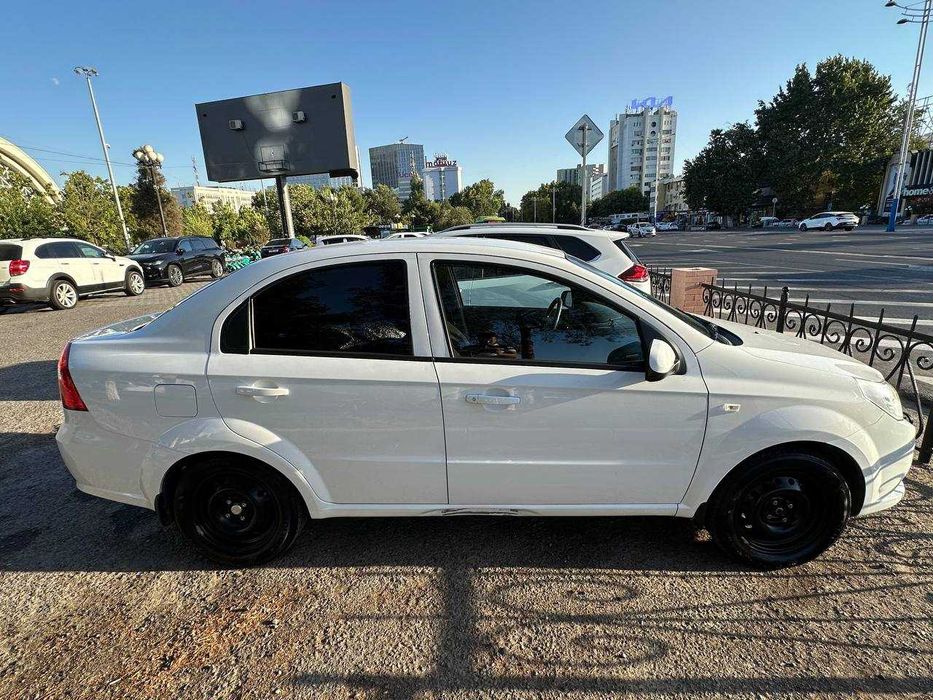 Автомобиль Нексия3