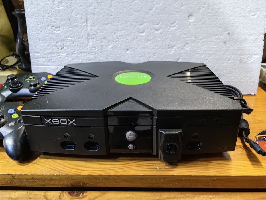 Конзола XBOX + 2 джойстика и една игра