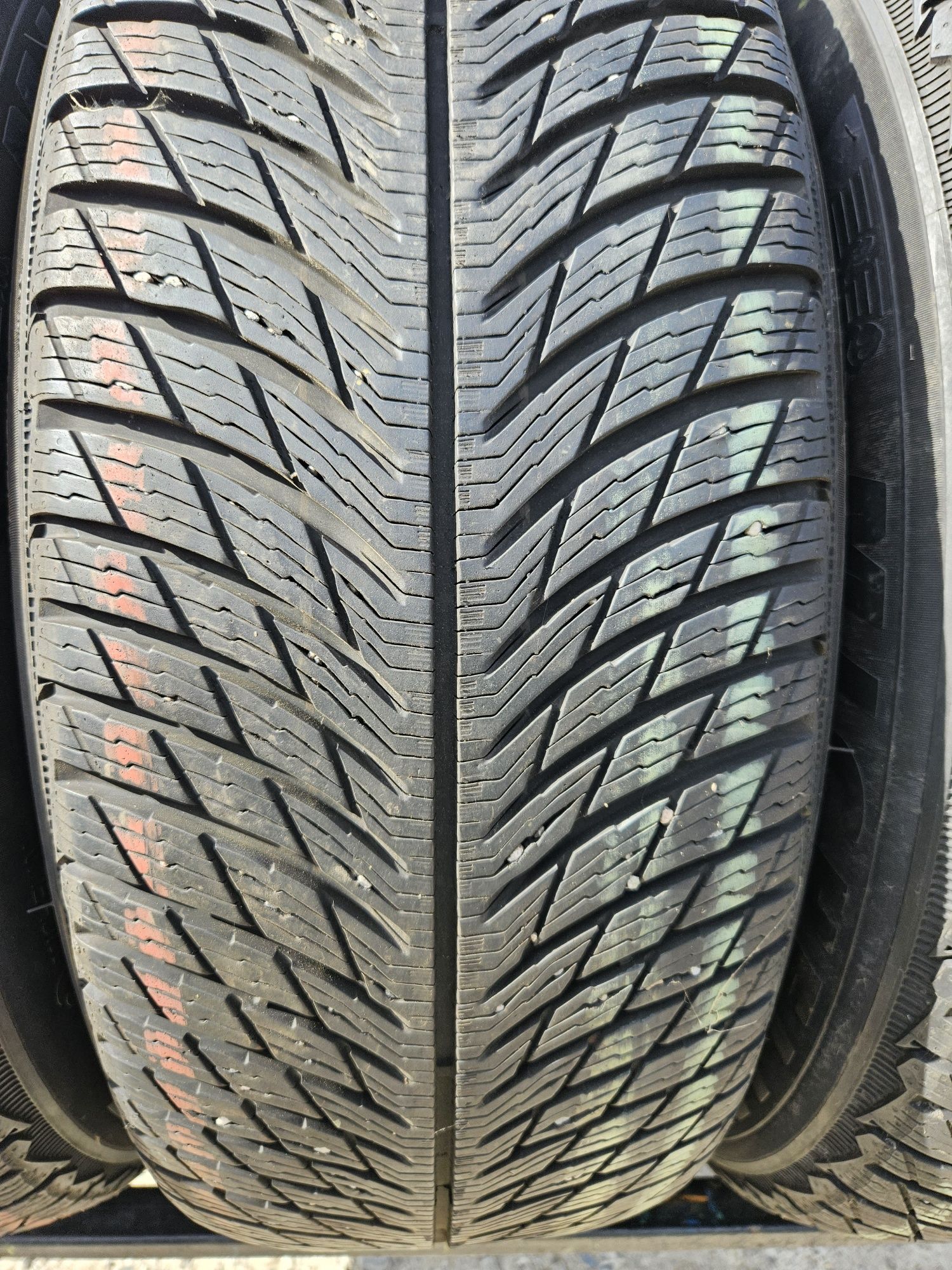 Vând anvelope iarnă  215/65r17 215/65/17 MICHELIN