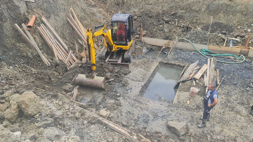 Execut lucrări cu Mini excavator 5,2 tone JSB