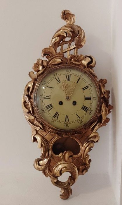 Ceas de perete in stil Rococo din lemn foitat ,piesa cu o sculptura in