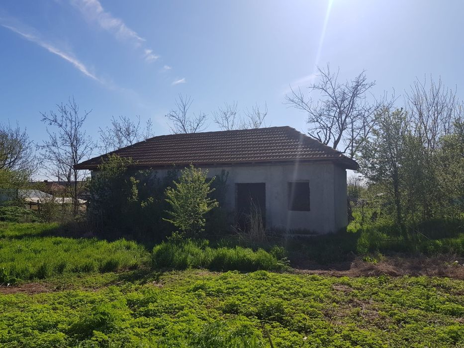 Vând sau se închiriază hala , casa și teren