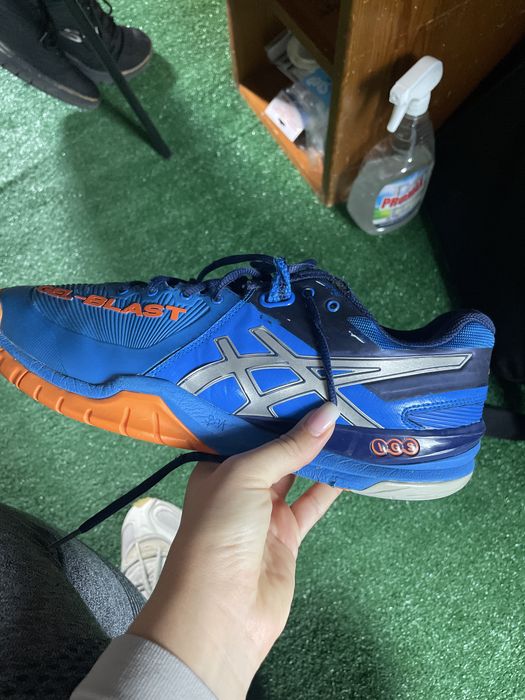 Vand asics in stare foarte buna