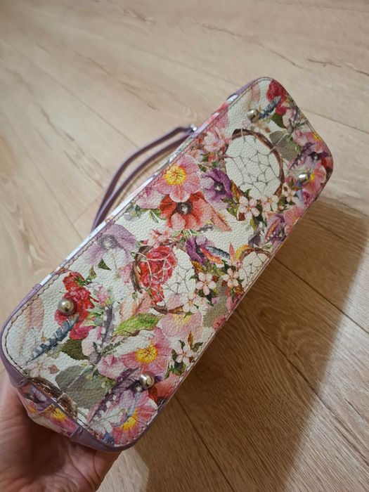 Опигинална дамска чанта есеттнвена кожа 60 лв.