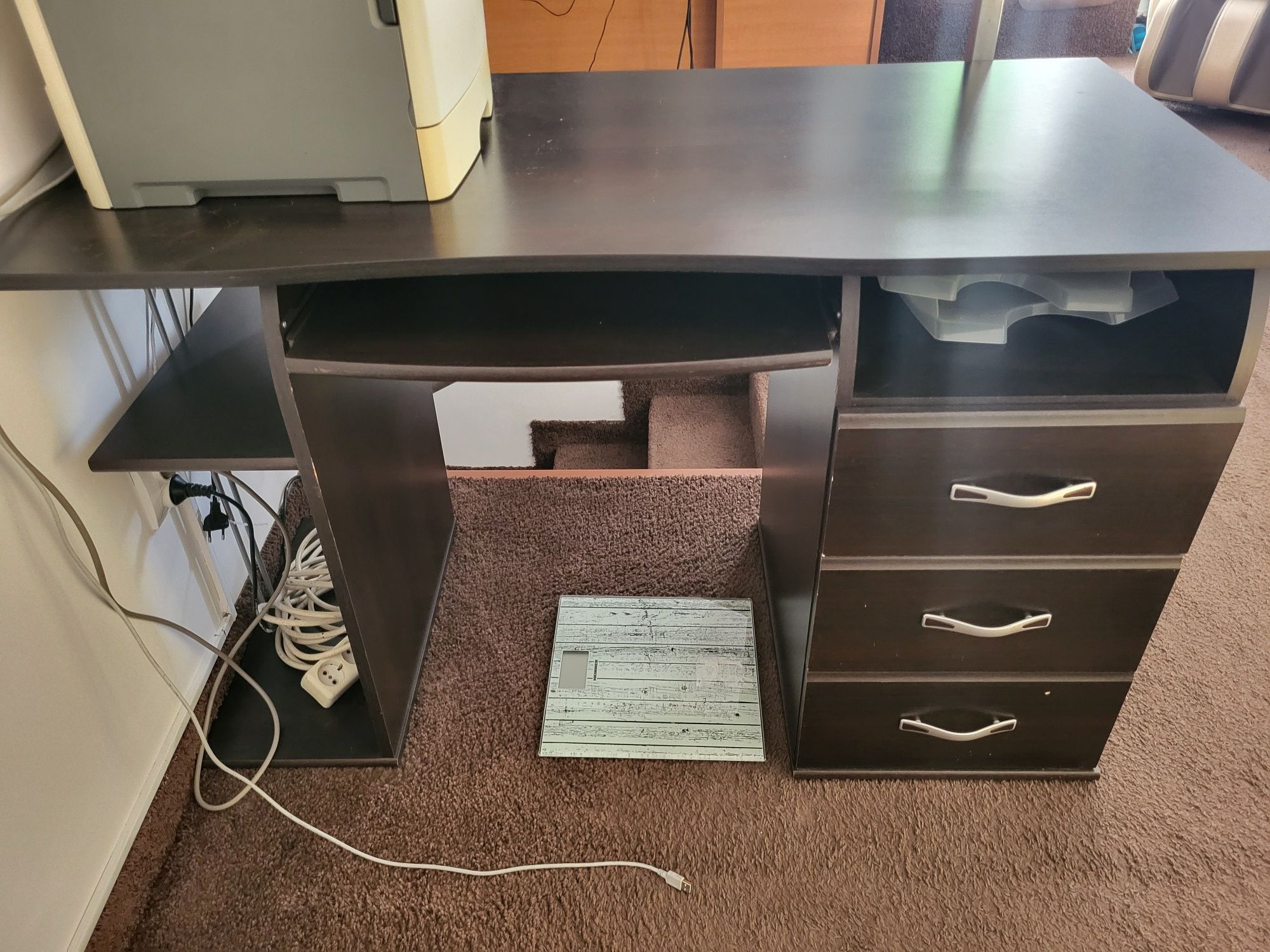 Vând birou stare excelenta 120x60x75 cu 3 sertare port tastatura