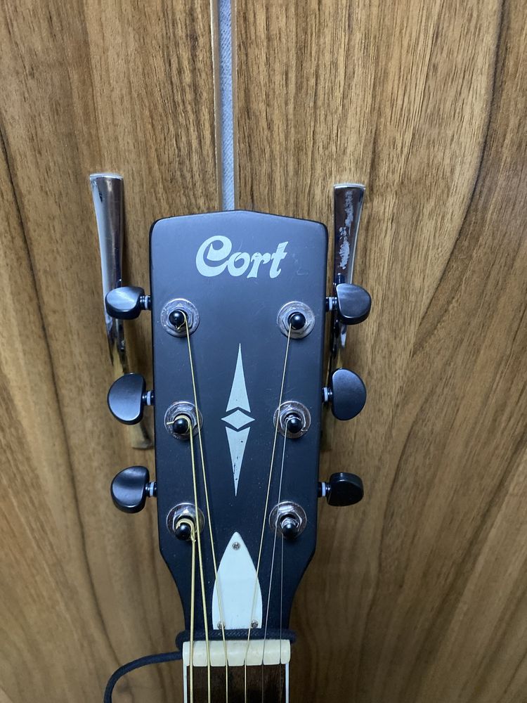 Cort gitara sotiladi