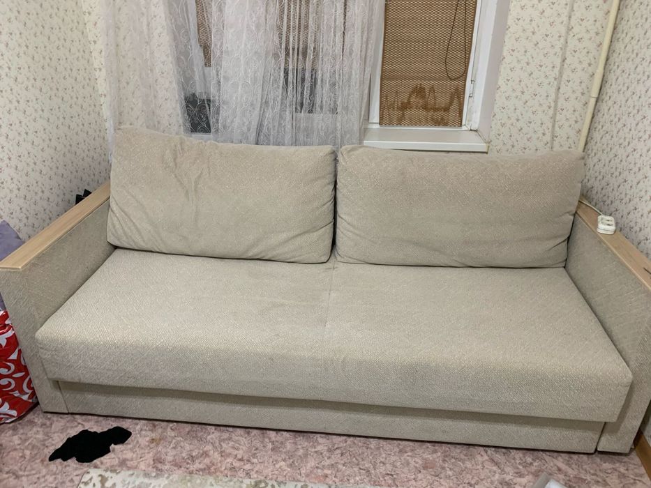 Продаю двухместный и компактный диван в хорошем состоянии.