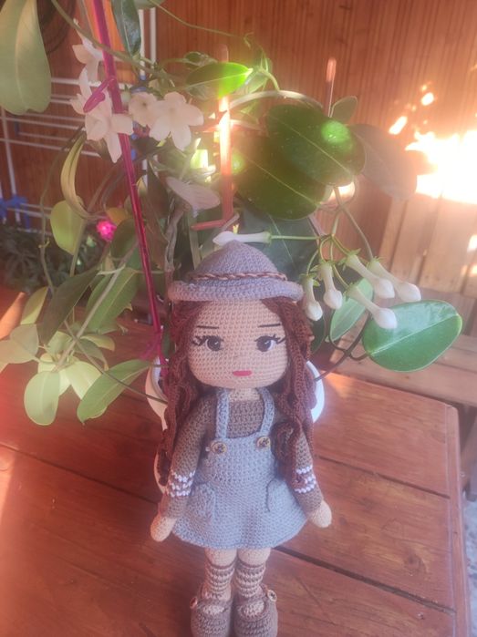 Păpușă croșetată manual