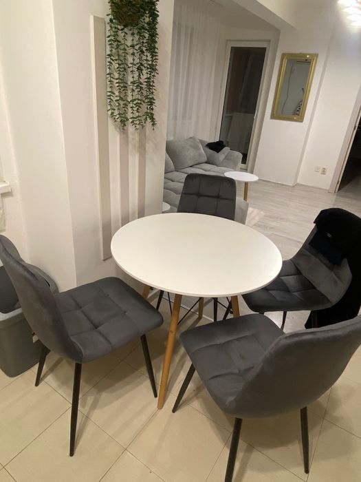 Vând masă rotundă stil scandinav, diametru 80cm