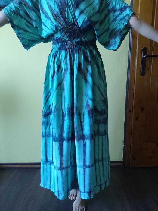 Дълга зелена дамска рокля с прилеп ръкав