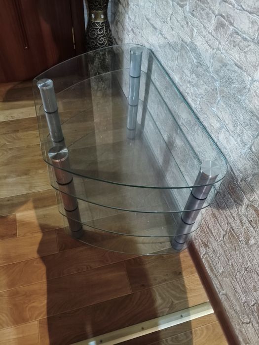 Стеклянный стол .