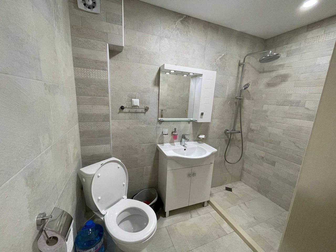 Дава се под наем Тристаен апартамент в Варна, Цветен квартал - 87 кв.м за 612 € - Снимка #6
