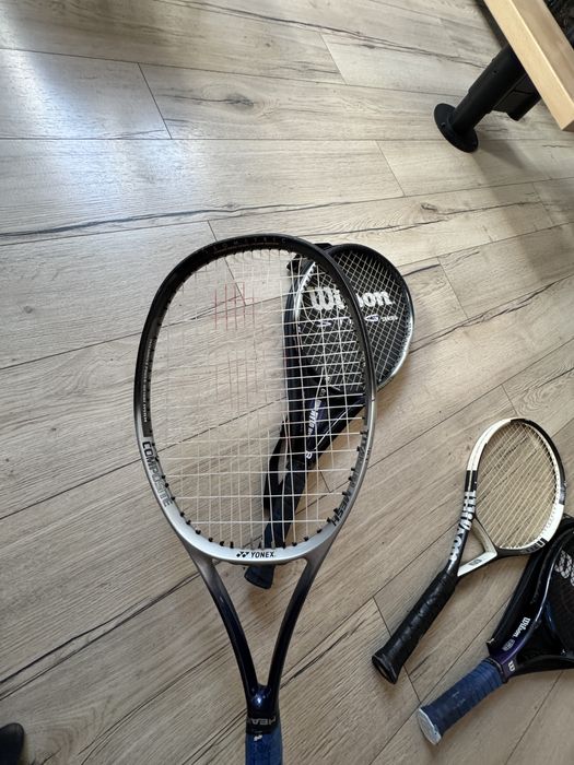 Vand 4 rachete de tenis (3 Wilson + 1 Yonex)