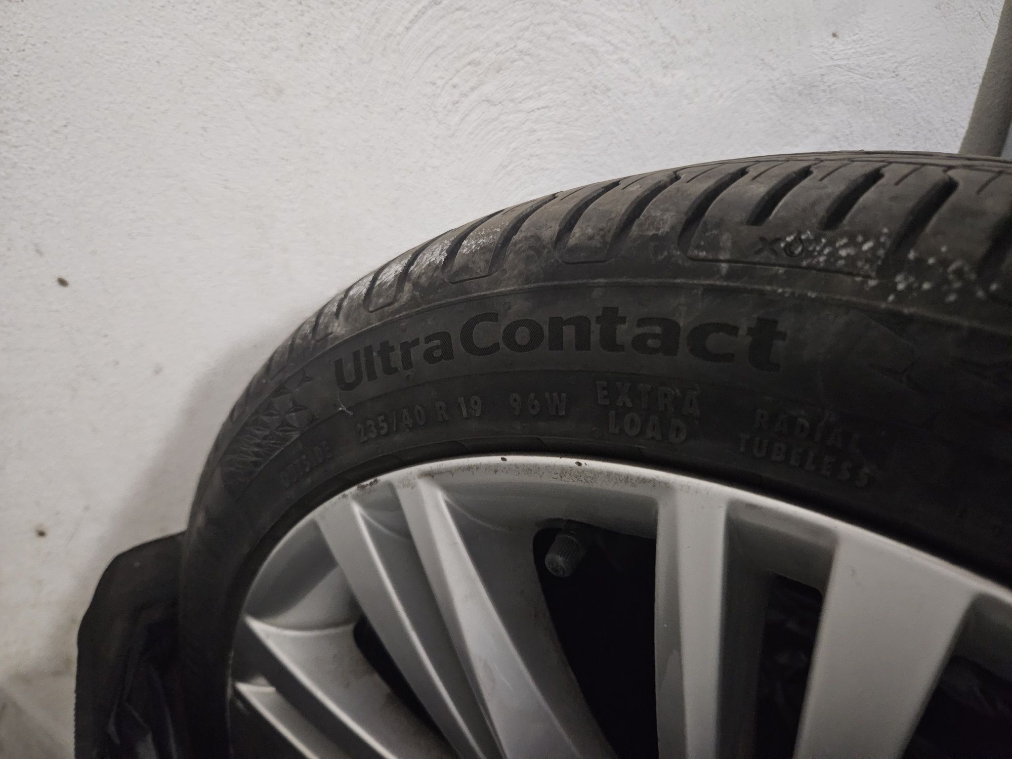 Vand 2 x Continental UltraContact 235 40 R19 vara
