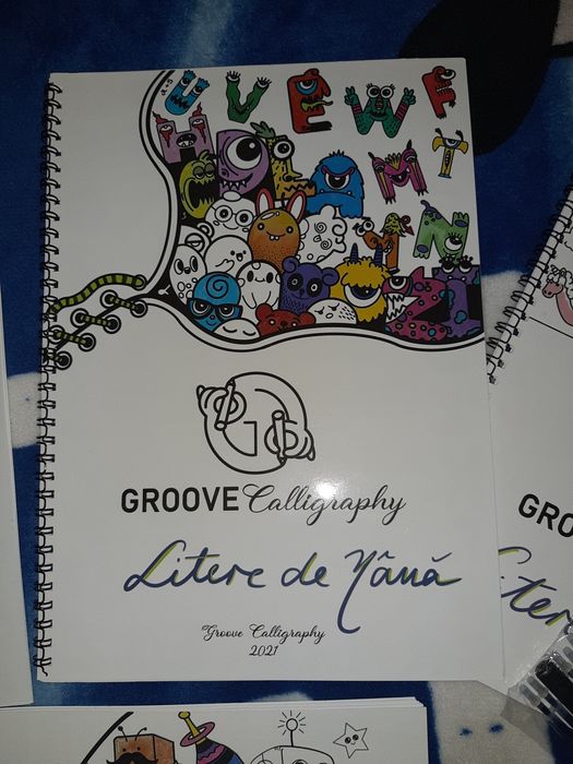Set 4 Caiete Groove Caligraphy cu 2 seturi de pix