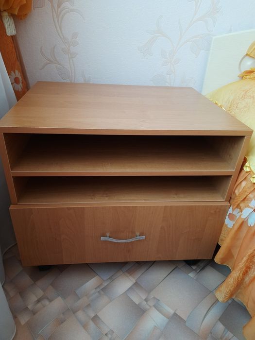 Тумбочка с выдвижным ящиком
