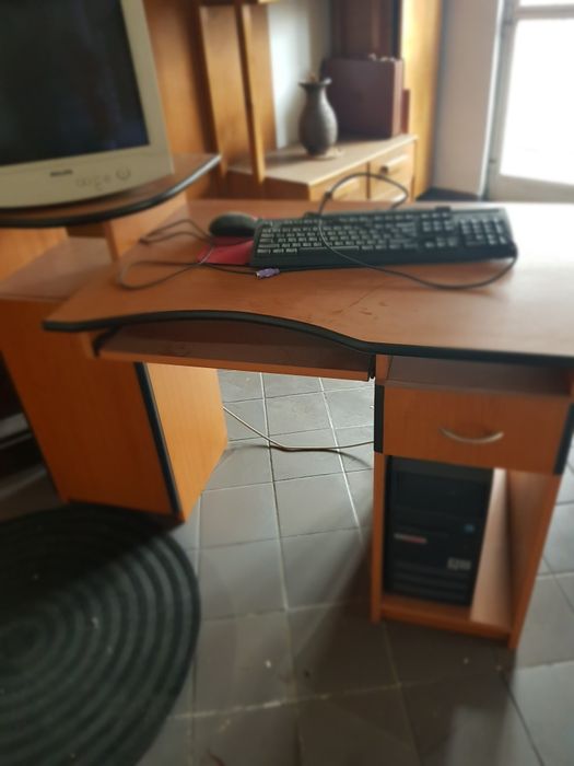 Vând birou din pal, culoarea cireșului.