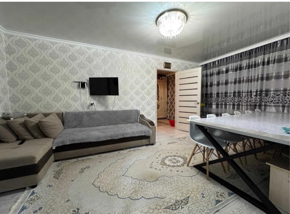 Продаю 2-х комнатную квартиру на микрорайоне 13 .