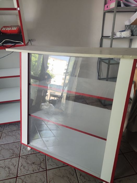 Vând vitrină pentru magazin