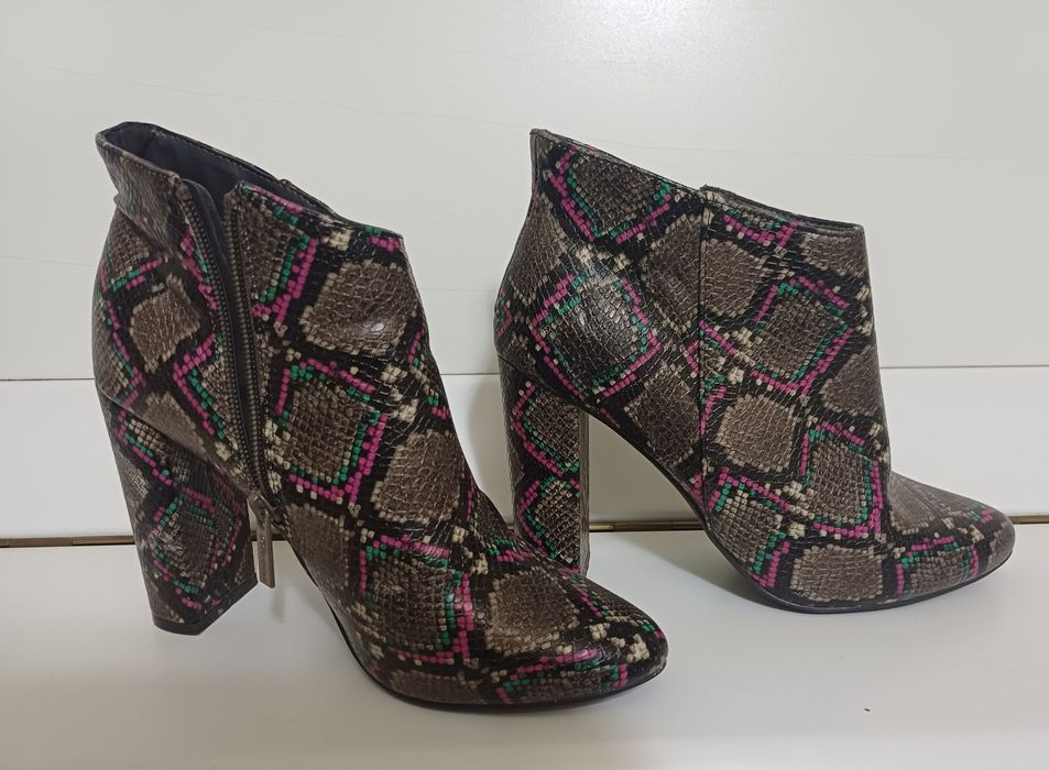 Ботильоны со змеиным принтом